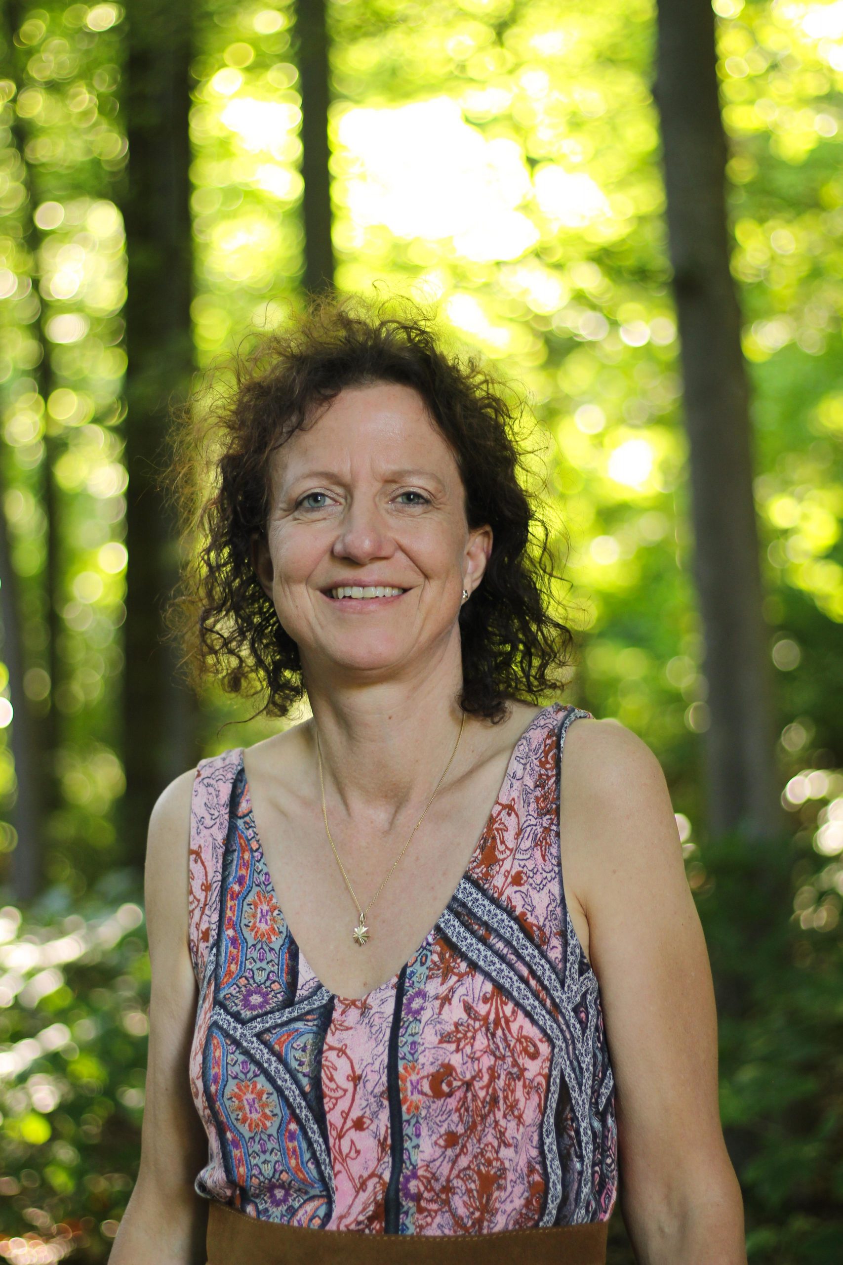 Portraitbild von Silke Rüber im Wald